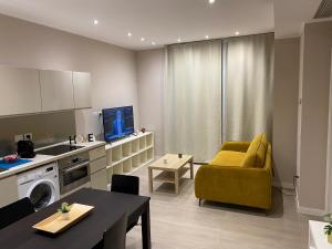 A kitchen or kitchenette at Urban Chic Home