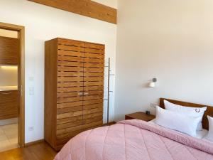 Ein Bett oder Betten in einem Zimmer der Unterkunft Bergzeit Ferienwohnungen