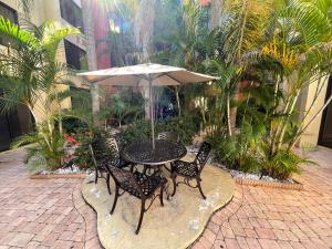 Un patio o zona al aire libre en Tropical Palms Hotel