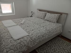 - une chambre avec un lit et un ordinateur portable dans l'établissement Apartman Tanja, à Divčibare