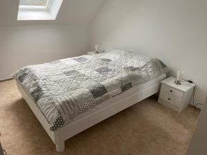 Postel nebo postele na pokoji v ubytování Schön möblierte Wohnung in Genthin/ OT Tucheim + 14 fotografií