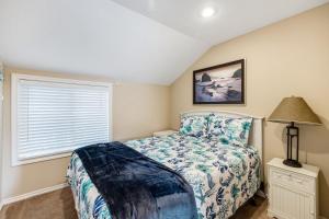 um quarto com uma cama e uma janela em Captain's Quarters - Cabana em Depoe Bay