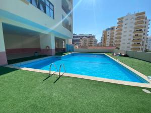 una piscina sul tetto di un edificio di Apartamento com grandes terraços em frente a Praia a Portimão