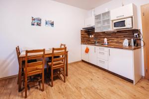 Kuchyňa alebo kuchynka v ubytovaní Lipno nad Vltavou - Apartman 23 - WiFi, Parking, Netflix + 37 fotografií
