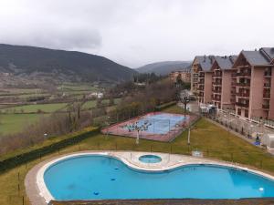 an overhead view of a swimming pool in a resort at Apartamento Los Valles in Jaca
