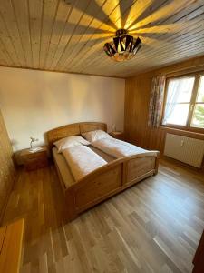Un pat sau paturi într-o cameră la Appartement Melinda Ebnit