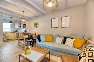 a living room with a couch and a table at Apartamenty Cichowierzbowo in Ściegny
