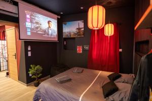 Galeriebild der Unterkunft Capsule Japon - Jacuzzi - Netflix & Ecran Cinéma - Xbox in Saint-Léger