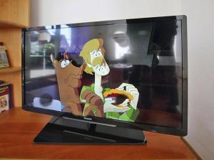 uma televisão com um personagem de desenho animado na tela em Terraced house, Dornumersiel em Dornumersiel