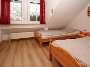 um quarto com duas camas e duas janelas em Terraced house, Dornumersiel em Dornumersiel