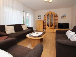 Sala de estar con 2 sofás y mesa de centro en Terraced house, Dornumersiel, en Dornumersiel