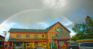 un arco iris en el cielo sobre un edificio en Adventure Inn, en Ely