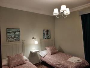 Łóżko lub łóżka w pokoju w obiekcie Vivienda Rural Maestro Herrador
