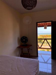 Schlafzimmer mit einem Bett und einem Fenster mit Aussicht in der Unterkunft Recanto Bela Vista Costa Dourada-BA in Costa Dourada