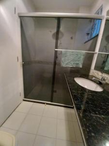 Ένα μπάνιο στο Apartamento condomínio Ilha Bela - Braga