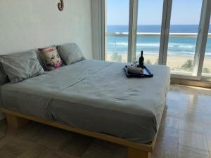 - un grand lit dans une chambre avec vue sur l'océan dans l'établissement Mayan Vidanta PLAYA departamento REMODELADO 2 y 3 recámaras, à Acapulco