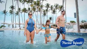 tres personas en el agua en un complejo en Asenza Beach Resort All Inclusive en Pitimbu