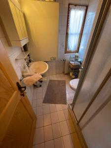 uma casa de banho com um lavatório e um WC em Appartement Melinda Ebnit em Dornbirn