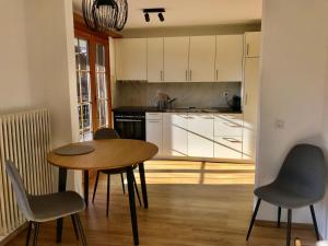 מטבח או מטבחון ב-Appartement 53m2 rénové dans un chalet au coeur de Charmey avec vue sur les montagnes