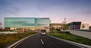 un'auto che guida lungo una strada di fronte a un edificio di Hyatt Regency JFK Airport at Resorts World New York a Queens