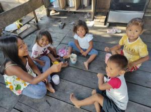 un groupe d'enfants assis sur le sol dans l'établissement Hospedaje KOWAPANA BOCAS DE AMACAYACU, à Morelia