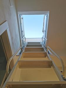 een trap in een kamer met een raam bij Blue Nest in Genua