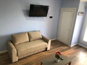 Uma TV ou centro de entretenimento em Mirador del Kaiken
