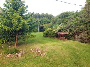 ogród z altaną w trawie w obiekcie La Escondida w mieście Villa Serrana