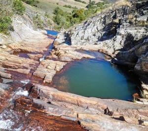 een luchtzicht op een plas water in een rotsachtige canyon bij Pousada e Restaurante Boia Cross in Vargem Bonita