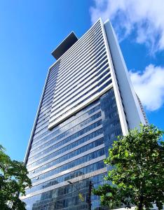 un grand bâtiment avec beaucoup de fenêtres dans l'établissement Transamerica Fit Recife, à Récife