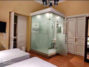 a glass shower in a bedroom with a bed at Grand Agor Hotel Cairo in Cairo