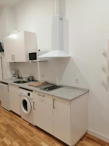 A kitchen or kitchenette at SALOTUR Sierpes