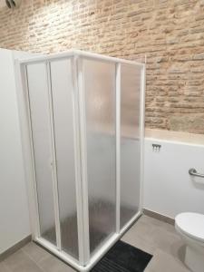 A bathroom at SALOTUR Sierpes