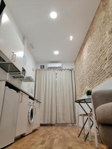 A kitchen or kitchenette at SALOTUR Sierpes