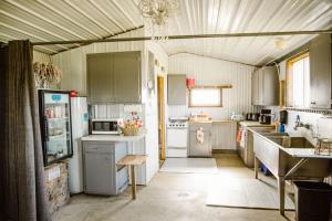 una cucina con frigorifero e lavandino di Molitor Milk House- Feathered Acres Learning Farm & Inn a Belgrade