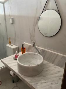 Un baño con un lavabo grande y un espejo. en CASA pRAIA NATAL RIO GRANDE DO NORTE, en Porto Alegre