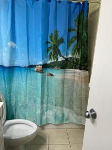 La salle de bains est pourvue d'un rideau de douche et offre une vue sur l'océan. dans l'établissement Motel Valois YL inc, à Acton Vale
