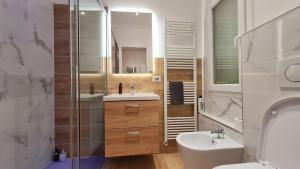 A bathroom at Giudei House Smart 2