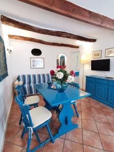 アルゲーロにあるAlguerhome Casa Turchese old townのリビングルーム(青いテーブル、椅子付)