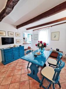 a living room with a blue table and chairs at Alguerhome Casa Turchese old town in Alghero
