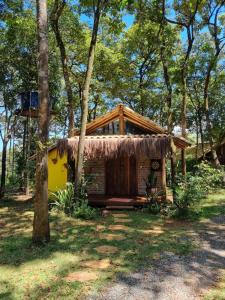 a small cabin in the middle of a forest at Chalé Rústico - Retiro Andaluz in Moeda
