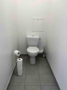 ein Bad mit WC in einem weißen Zimmer in der Unterkunft Newwilliam in Serris