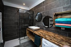 uma casa de banho com um lavatório e um espelho em ** Au Canal du Midi - JACCUZZI & luxueux appartements ** em Carcassonne