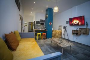 uma sala de estar com um sofá e uma lareira em ** Au Canal du Midi - JACCUZZI & luxueux appartements ** em Carcassonne