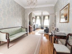 - un salon avec un canapé et un piano dans l'établissement 12 Deva Terrace, à Chester