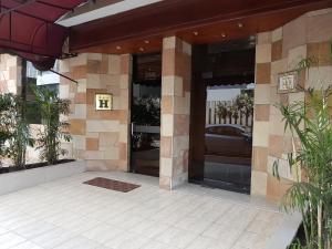 a building with glass doors with a car in it at Hotel Las Palmas in Lima