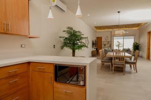 佩納斯科港的住宿－Brand new home with heated pool，厨房以及带桌椅的用餐室。