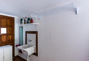 ein Badezimmer mit Waschbecken und Spiegel in der Unterkunft Apartamento Completo de 3 quartos em Gramado in Gramado + 25 Fotos