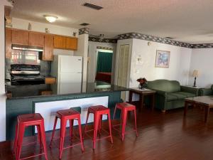 Cuina o zona de cuina de Travelodge by Wyndham Suites St Augustine