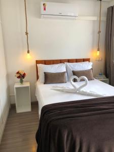 - une chambre avec un lit doté d'un ruban dans l'établissement SeuLar o conforto de um Lar em Qualquer Lugar, à São Paulo